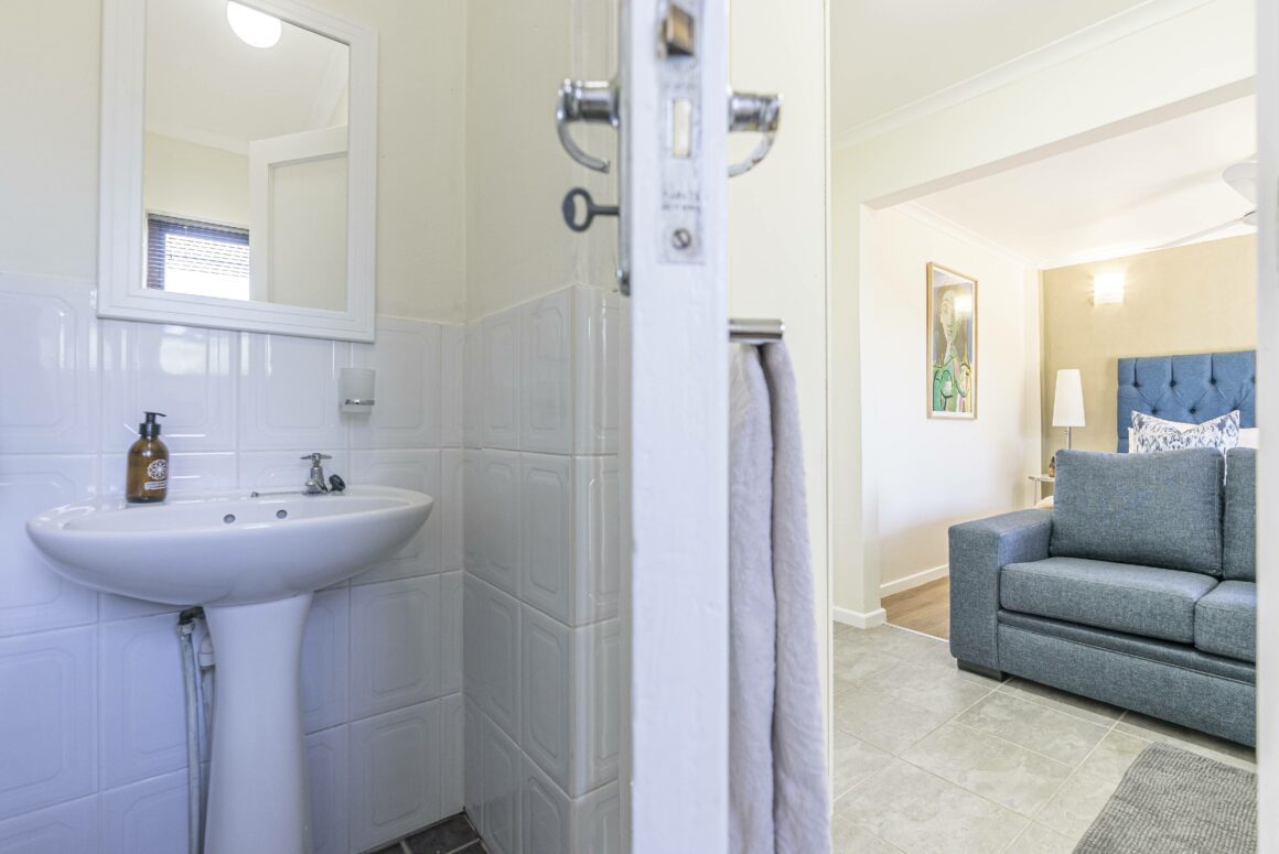 THE GATE HOUSE | 103 Queen Bed