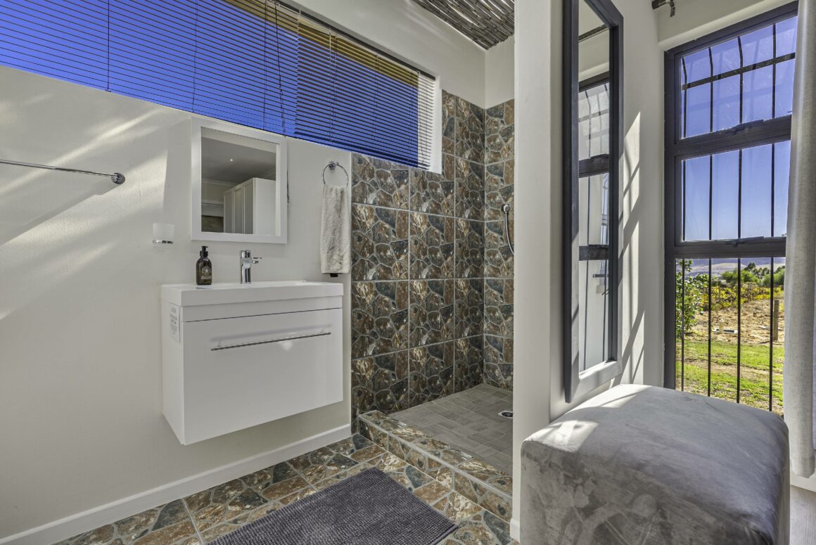 THE GATE HOUSE | 101 Twin/King Bed