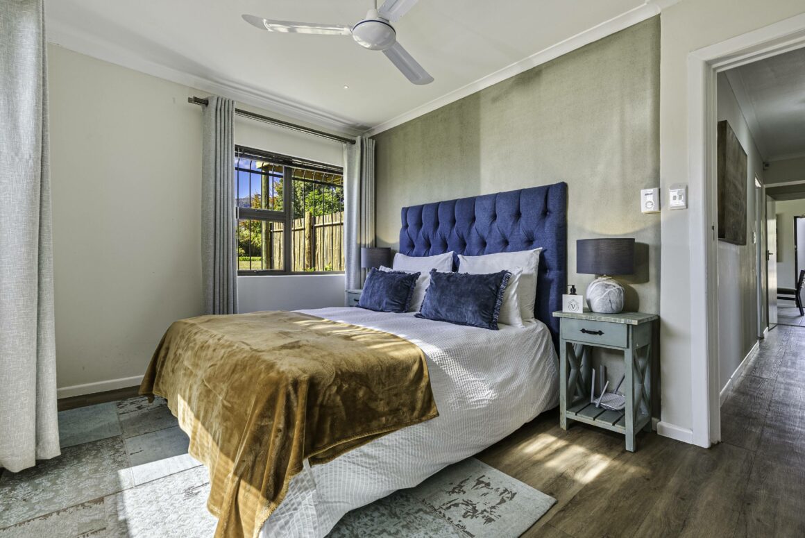 THE GATE HOUSE | 104 King Bed