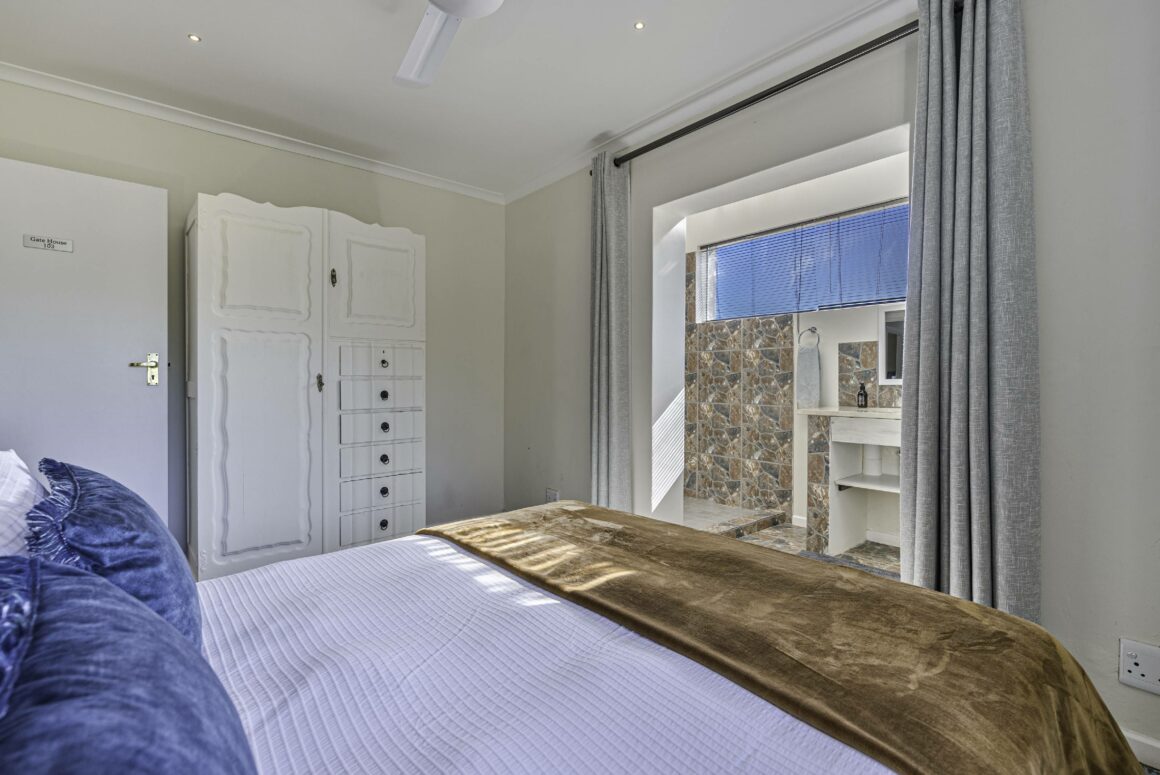 THE GATE HOUSE | 104 King Bed