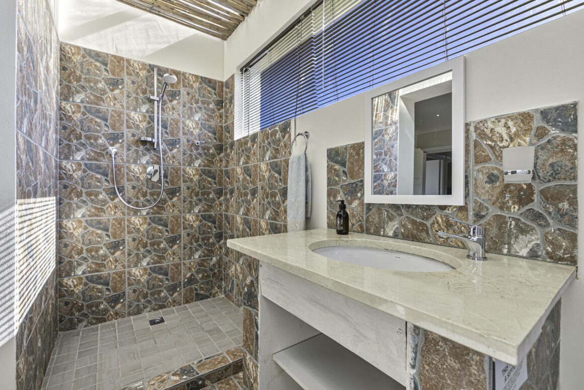 THE GATE HOUSE | 104 King Bed